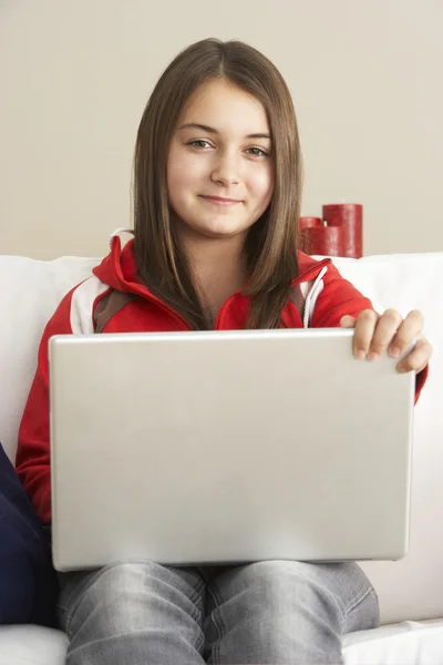 Jong meisje met behulp van laptop thuis — Stockfoto