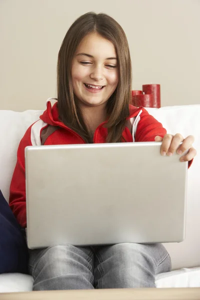 Muchacha joven usando el ordenador portátil en casa —  Fotos de Stock