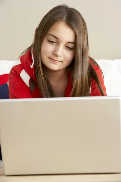 3.年轻姑娘在家里用笔记本电脑 — 图库照片