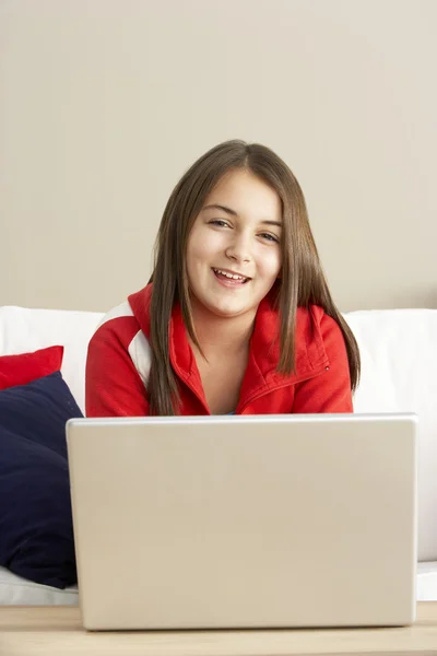 Ragazza che utilizza il computer portatile a casa — Foto Stock