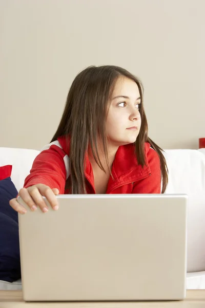Dizüstü bilgisayar kullanan endişeli görünümlü kız — Stok fotoğraf
