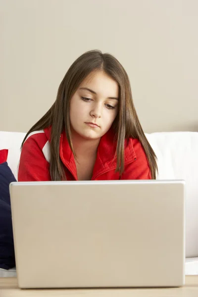 Jeune fille en utilisant un ordinateur portable à la maison — Photo