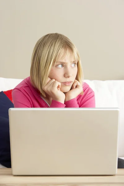 Menina olhando preocupado usando laptop — Fotografia de Stock