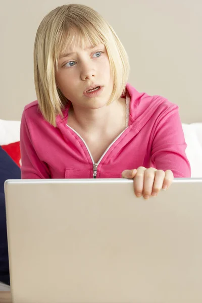 Preocupado buscando chica usando el ordenador portátil — Foto de Stock
