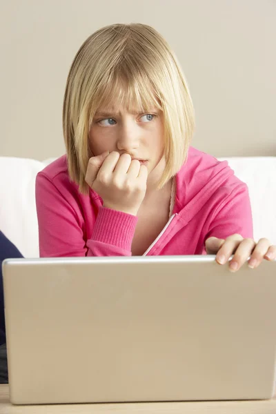Martwi się szuka dziewczyny za pomocą laptopa — Zdjęcie stockowe