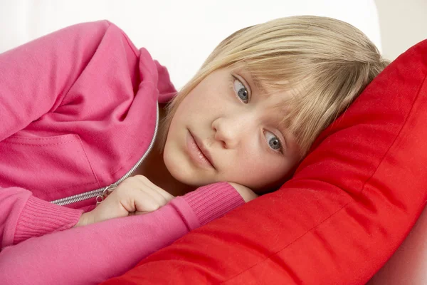 Genç kız kanepe üzerinde üzgün — Stok fotoğraf