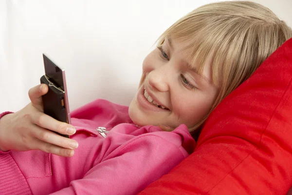 Mladá dívka, čtení textových zpráv — Stock fotografie