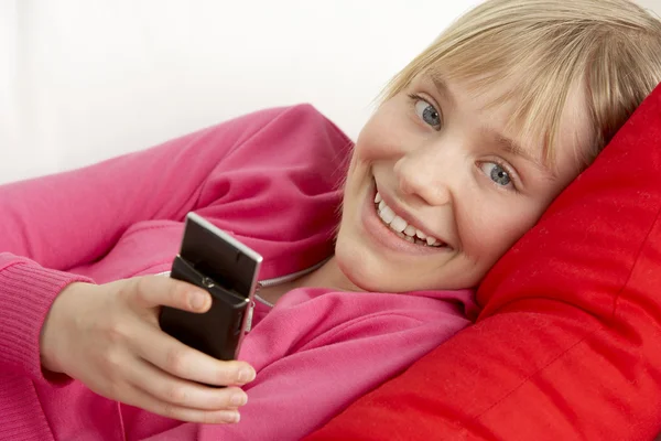 Junges Mädchen liest SMS — Stockfoto