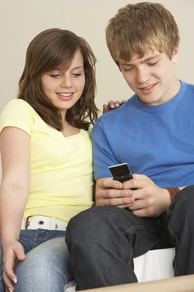 Adolescente casal leitura texto mensagem — Fotografia de Stock