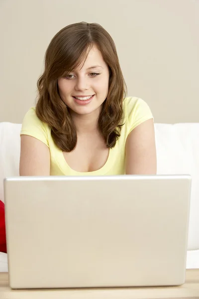 Młoda dziewczyna za pomocą laptopa w domu — Zdjęcie stockowe