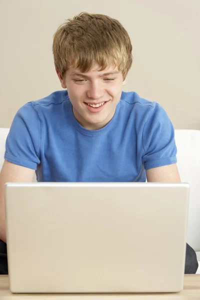 Jonge jongen thuis met behulp van laptop — Stockfoto