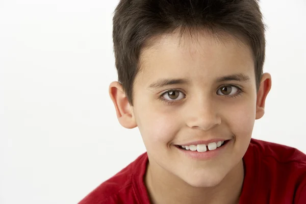 Portret van lachende jonge jongen — Stockfoto