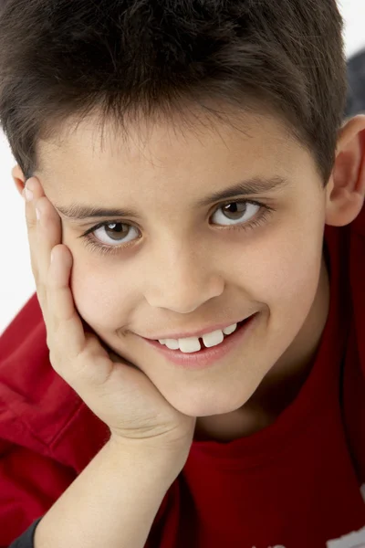 Retrato de sorrir jovem menino — Fotografia de Stock