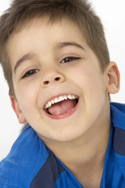 笑着的小男孩的肖像 — 图库照片