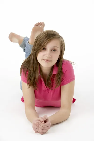 Teenager Mädchen auf Bauch liegend — Stockfoto