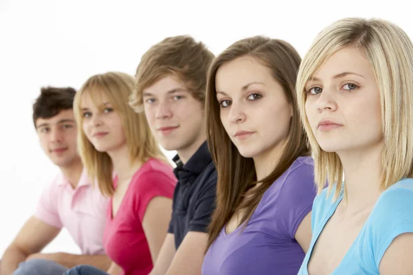 Grupo de Adolescentes Amigos no Estúdio — Fotografia de Stock