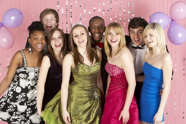 Grupo de amigos adolescentes vestidos para el baile —  Fotos de Stock