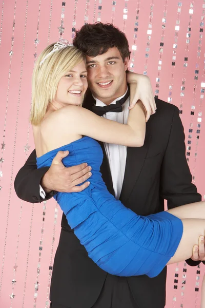 Giovane coppia vestita per festa — Foto Stock