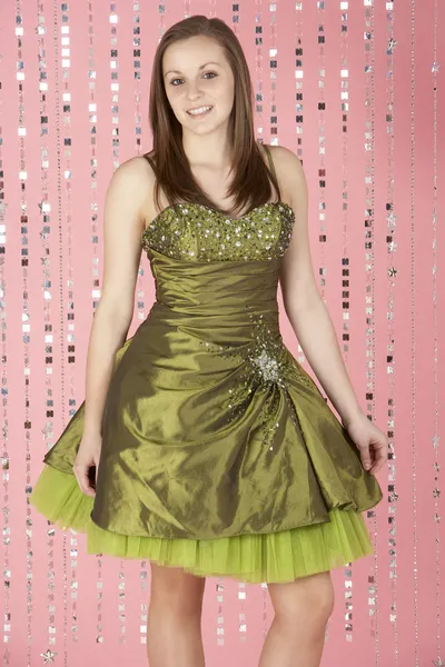 Menina jovem vestindo vestido de festa — Fotografia de Stock