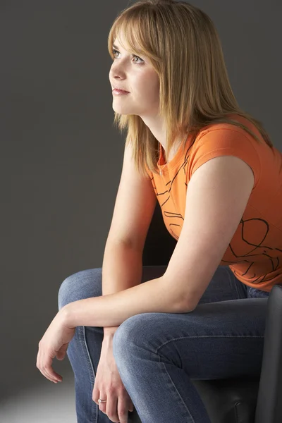 Estúdio Retrato Adolescente Menina Sentado Cadeira — Fotografia de Stock