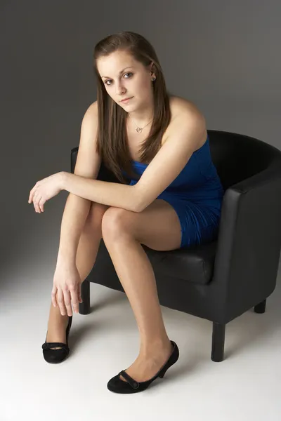 Studio Sandalyede Oturan Genç Kız — Stok fotoğraf