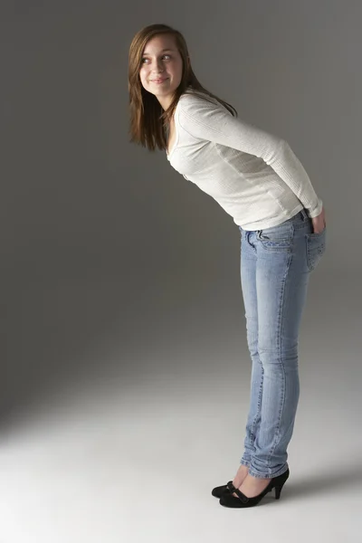 Tonårig flicka stående i studio — Stockfoto