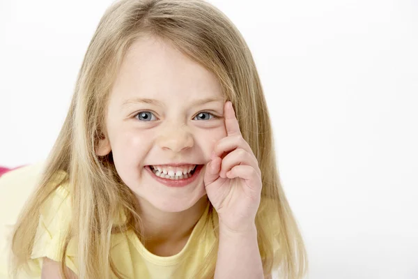 Portret Uśmiechniętej Młodej Dziewczyny — Zdjęcie stockowe