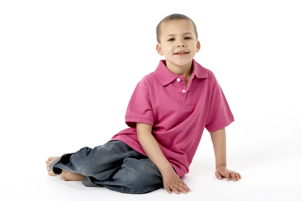 หนุ่ม เด็กชาย นั่ง ใน สตูดิโอ — ภาพถ่ายสต็อก