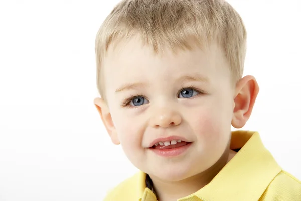 Porträtt av leende ung pojke — Stockfoto