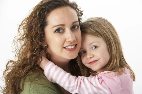 Porträt einer schmusenden Mutter und ihres Kindes — Stockfoto