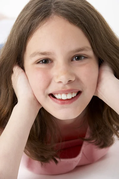 Portret uśmiechniętej młodej dziewczyny — Zdjęcie stockowe
