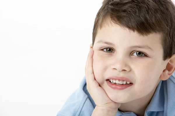 Portret van lachende jonge jongen — Stockfoto