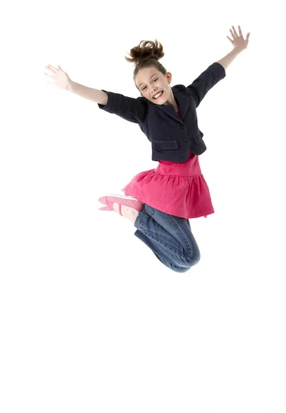 Jovem menina pulando no ar — Fotografia de Stock