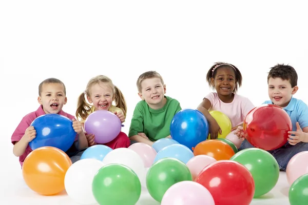 Grupp Unga Barn Studio Med Ballonger — Stockfoto
