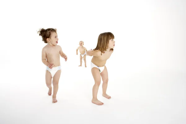Tři malé děti hrají v studio — Stock fotografie