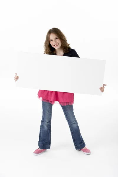 Молодая девушка с белой карточкой партии — стоковое фото