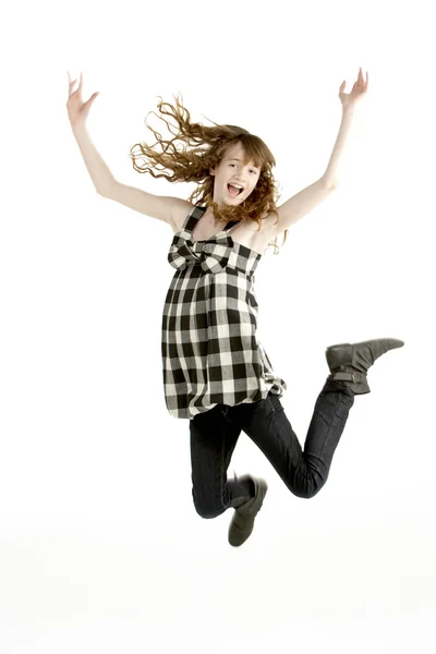 Νεαρό Κορίτσι Πηδώντας Στον Αέρα — Φωτογραφία Αρχείου