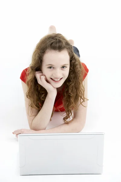 使用便携式计算机的年轻女孩 — 图库照片
