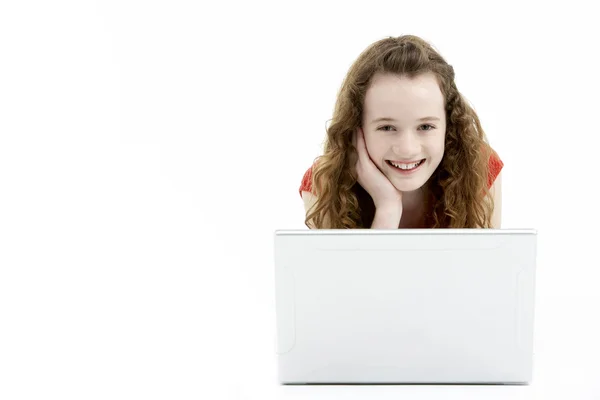 Jong meisje met behulp van laptopcomputer — Stockfoto