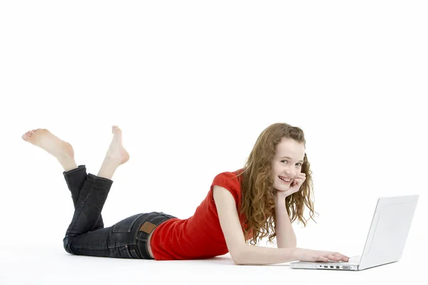 Νεαρό κορίτσι χρησιμοποιώντας φορητό υπολογιστή — Φωτογραφία Αρχείου