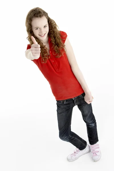 Comprimento total retrato de jovem menina dando polegares para cima — Fotografia de Stock