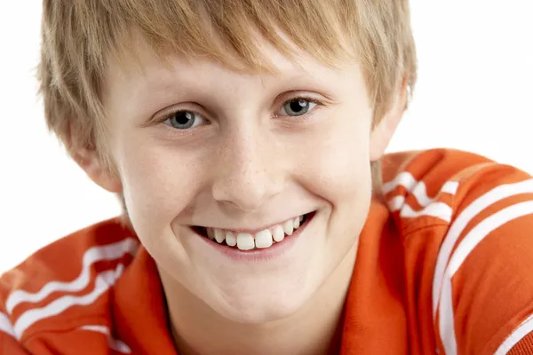 Портрет улыбающегося 12-летнего мальчика — стоковое фото