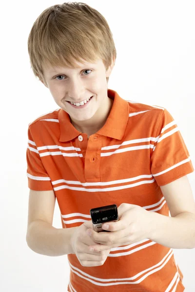 Mladý chlapec s mobilním telefonem — Stock fotografie