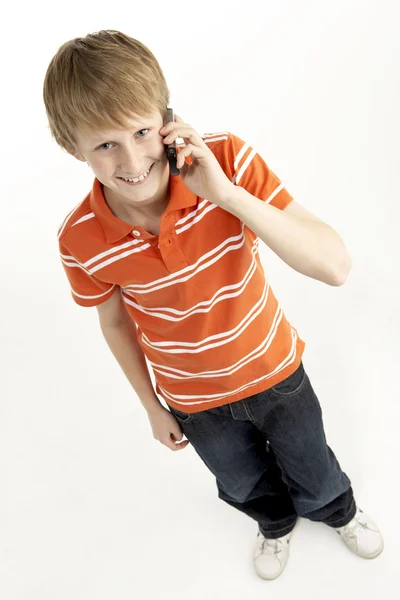 Jonge jongen met mobiele telefoon — Stockfoto