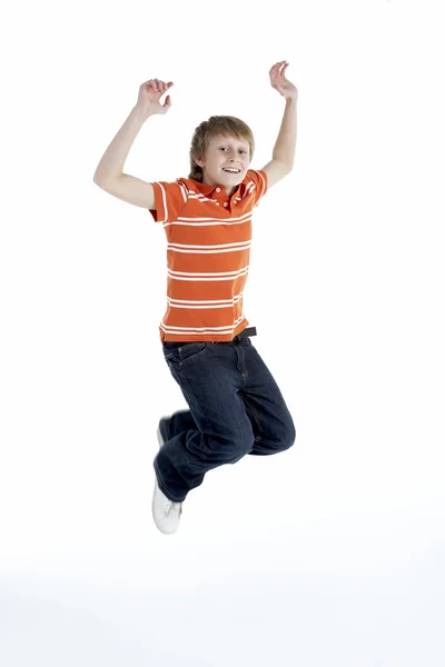 Мальчик прыгает в воздух — стоковое фото