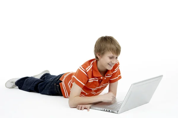 Молодий хлопець використовує ноутбук комп'ютер — стокове фото