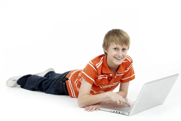 Мальчик Помощью Ноутбука — стоковое фото