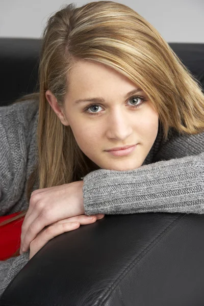 Teenager Mädchen Sitzt Auf Sofa — Stockfoto