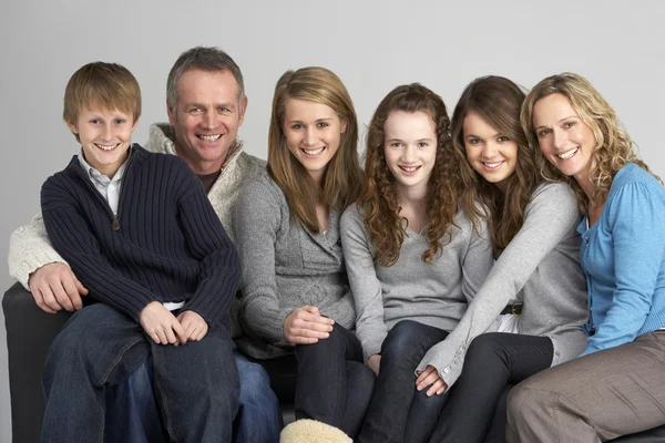 Familjen sitter på soffan — Stockfoto