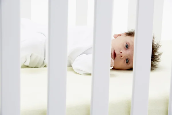 Pasgeboren baby in kinderbed — Stockfoto